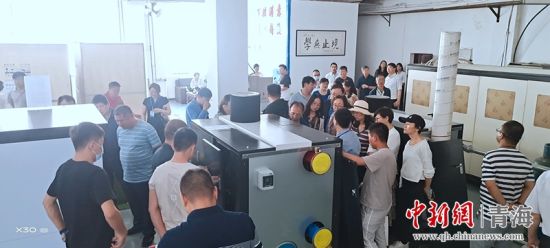 圖為行業(yè)內(nèi)人員進(jìn)行項(xiàng)目參觀。 活動(dòng)主辦方供圖