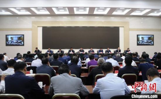 圖為青海省生態(tài)環(huán)境保護警示教育大會現(xiàn)場?！?zhí)砀！z 　　