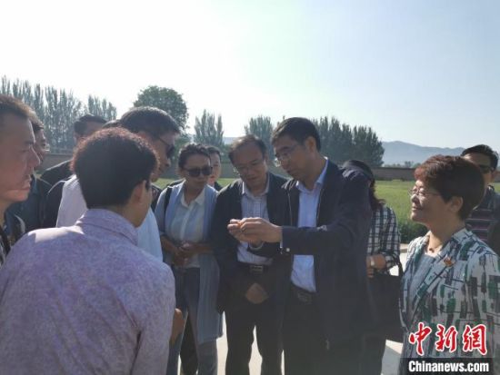 圖為杜德志在基層調(diào)研。受訪者供圖