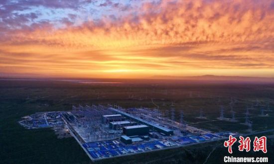 圖為朝霞下的青南換流站。　國(guó)網(wǎng)青海檢修公司供圖 　　