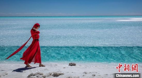 圖為地處柴達(dá)木盆地的東臺(tái)吉乃爾湖?！∧獑⒚鳌z