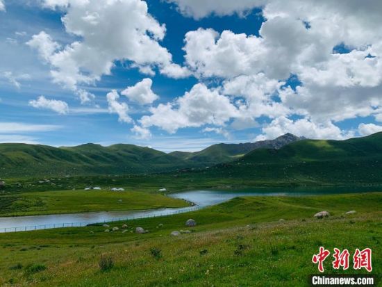 圖為果洛州境內(nèi)的年保玉則。（資料圖）　孫?！z