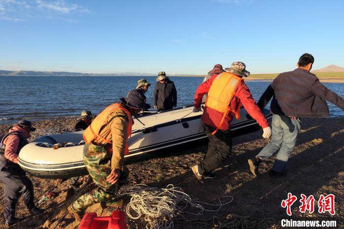 完成達則錯科考任務(wù)，科考隊員抬充氣快艇上岸。　<a target='_blank' ><p  align=