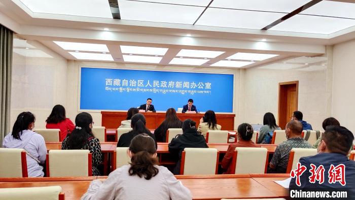 圖為西藏阿里地區(qū)在拉薩召開新聞發(fā)布會，發(fā)布西藏和平解放70年來阿里地區(qū)經(jīng)濟社會發(fā)展成就。　貢桑拉姆 攝