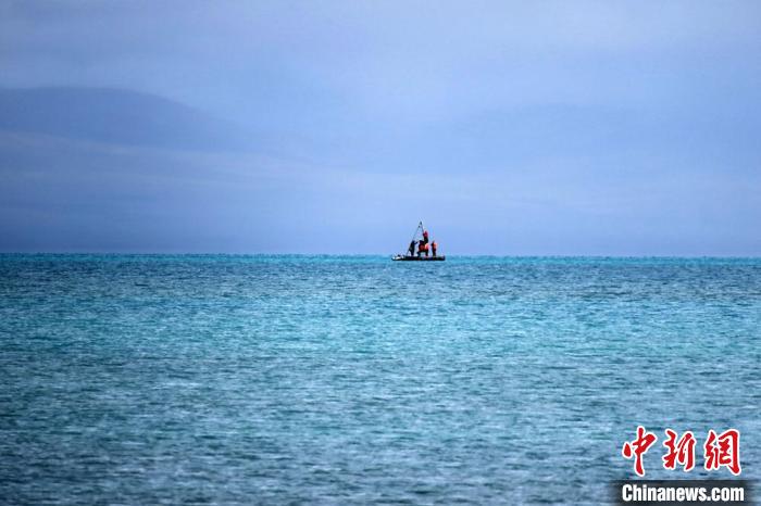 從岸邊營地以長焦鏡頭遠(yuǎn)眺，科考隊(duì)員在巴木錯(cuò)作業(yè)?！?lt;a target='_blank' ><p  align=