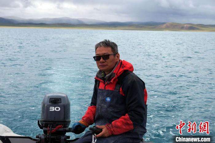 本次科考領(lǐng)隊(duì)、中科院青藏高原所侯居峙研究員駕駛充氣快艇。　<a target='_blank' ><p  align=
