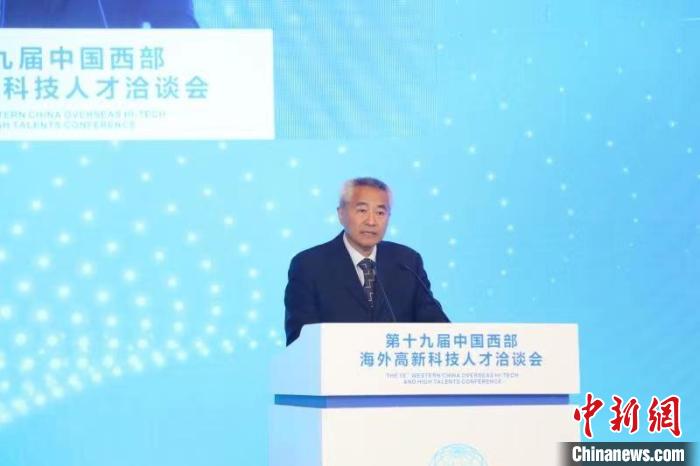 全國政協(xié)副主席、九三學(xué)社中央常務(wù)副主席邵鴻出席論壇并致辭。　四川省委統(tǒng)戰(zhàn)部供圖