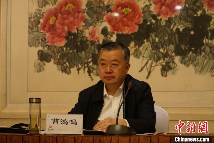 圖為全國人大常委會(huì)委員、全國人大華僑委員會(huì)副主任委員、致公黨中央副主席曹鴻鳴講話?！∨擞隄?攝