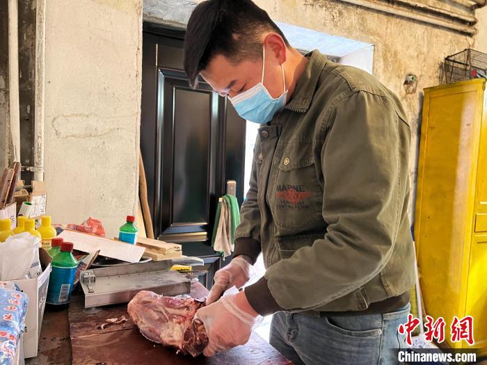 圖為雪豹“奶爸”史壽軍正在準(zhǔn)備投喂雪豹的食材?！●R銘言 攝