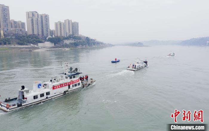 聯(lián)合巡江守護(hù)活動(dòng)現(xiàn)場(chǎng)?！〗部h融媒體中心 攝