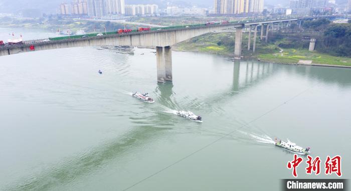 聯(lián)合巡江守護(hù)活動(dòng)現(xiàn)場(chǎng)?！〗部h融媒體中心 攝