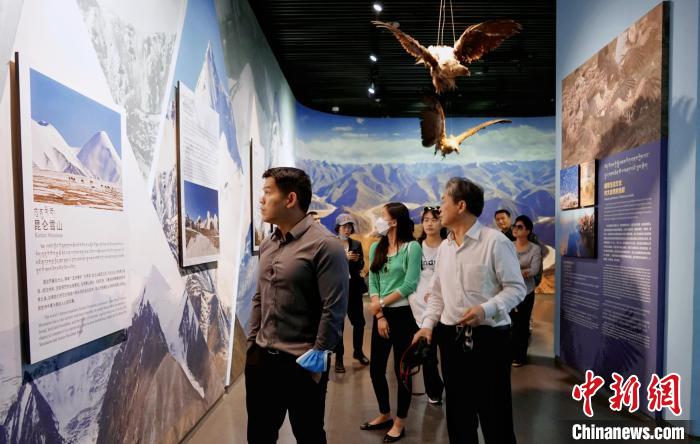 圖為中外嘉賓參觀玉樹州博物館?！●R銘言 攝