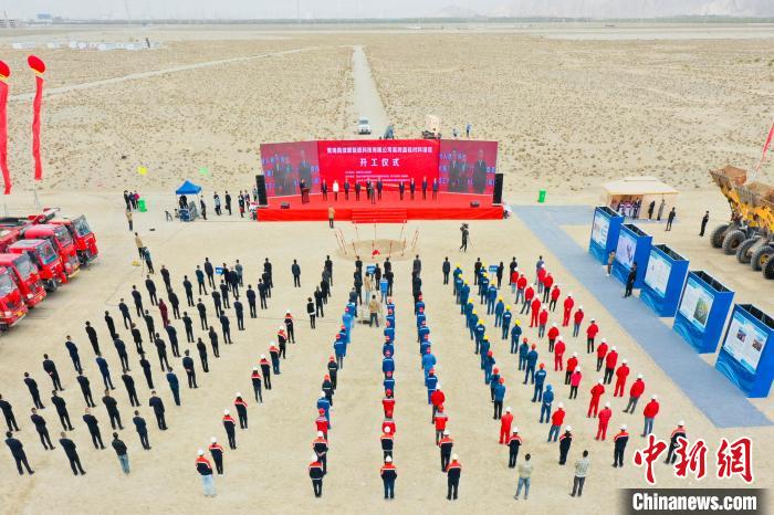 圖為無人機(jī)航拍開工現(xiàn)場?！∷髂辖?攝