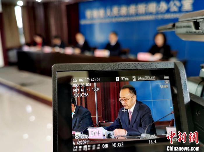 圖為青海省水利廳廳長張世豐參加新聞發(fā)布會?！?zhí)砀?攝