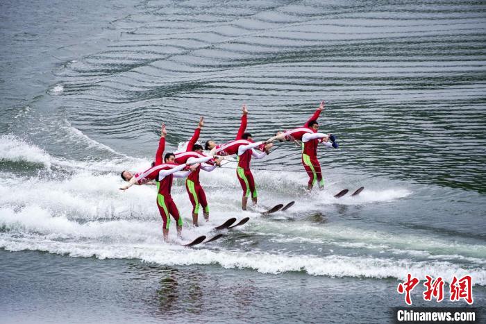 捕魚節(jié)上的水上表演?！≈鬓k方供圖