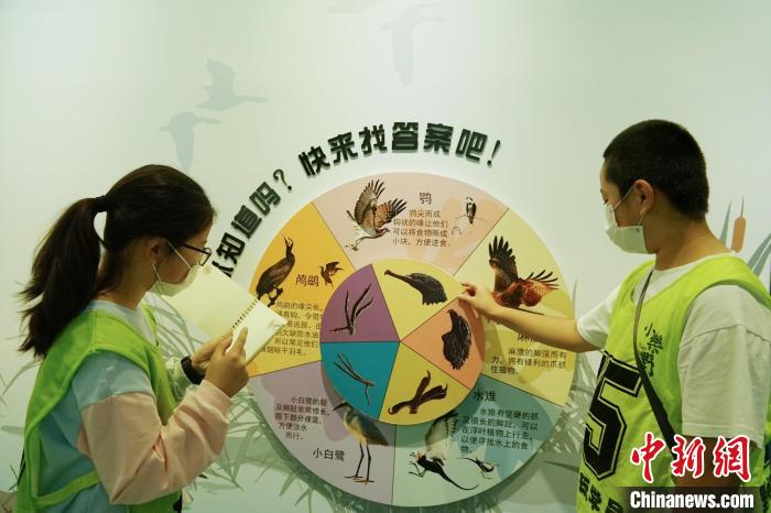 圖為小朋友在青海西寧湟水國(guó)家濕地公園科普館內(nèi)參觀學(xué)習(xí)?！●R銘言 攝
