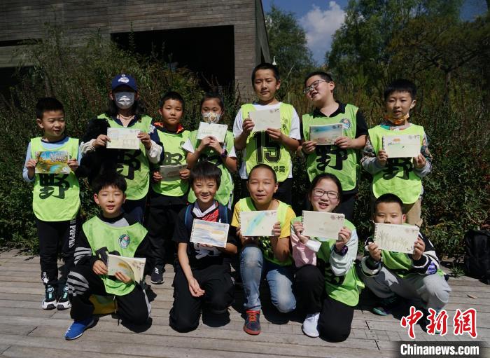 圖為小朋友展示學(xué)習(xí)成果?！●R銘言 攝