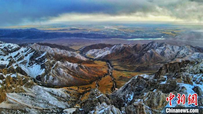 圖為柴達(dá)木盆地柏樹(shù)山森林地質(zhì)公園云霧繚繞?！“蛨D那生 攝