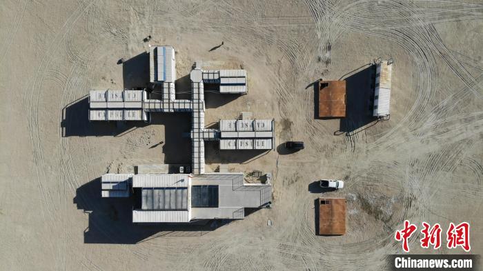 圖為無(wú)人機(jī)航拍火星營(yíng)地?！O睿 攝