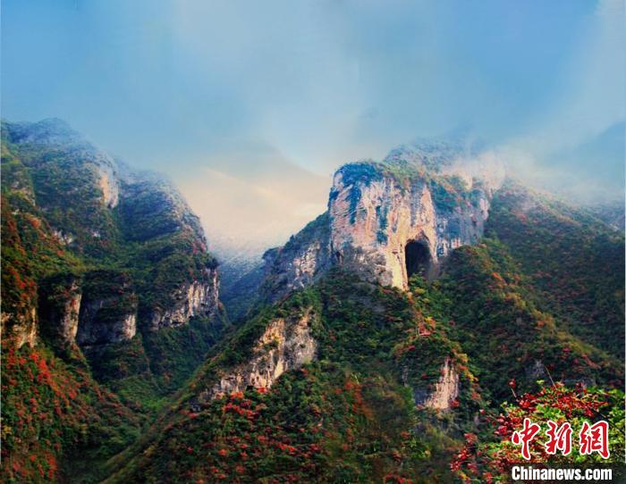 萬(wàn)源魚(yú)泉地標(biāo)。　朱平安 攝