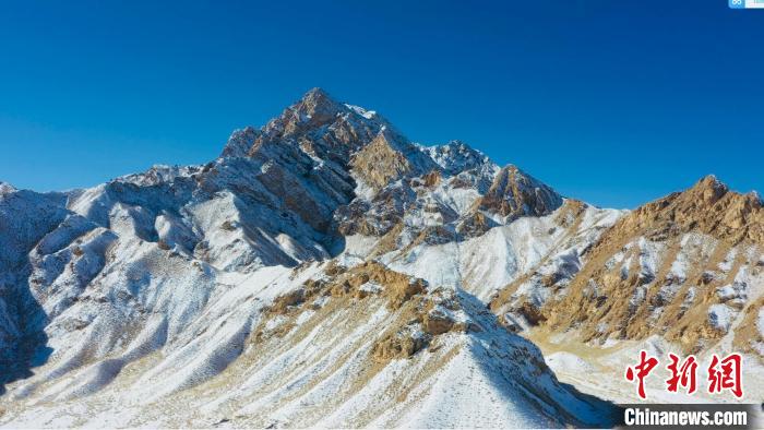 圖為山川被白雪覆蓋，與藍(lán)天相互呼映?！《继m縣融媒體中心供圖