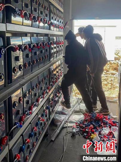 圖為微電網(wǎng)系統(tǒng)安裝調(diào)試現(xiàn)場(chǎng)?！O寶鶴 攝