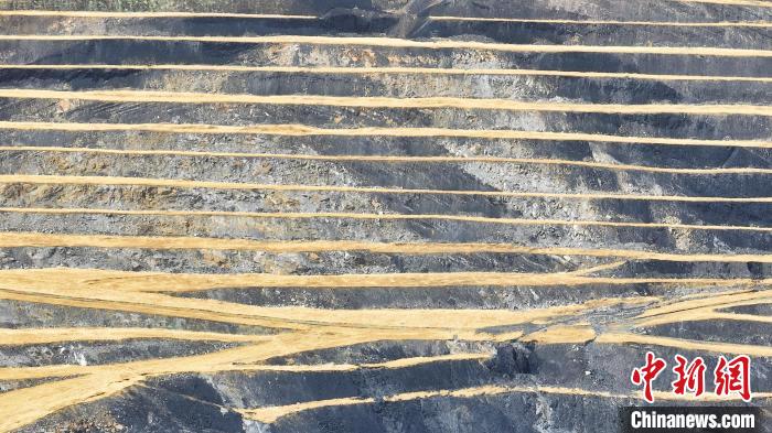 航拍圖為青海省海西蒙古族藏族自治州天峻縣木里礦區(qū)。　馬銘言 攝