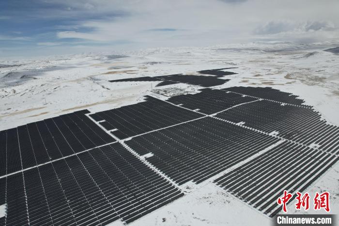 圖為航拍雪后光伏電站。資料圖 姜佳保供圖