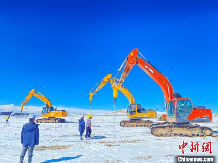 圖為雪中施工。資料圖 姜佳保供圖