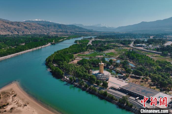 航拍青海貴德黃河岸畔綠意濃濃?！≮w凜松 攝