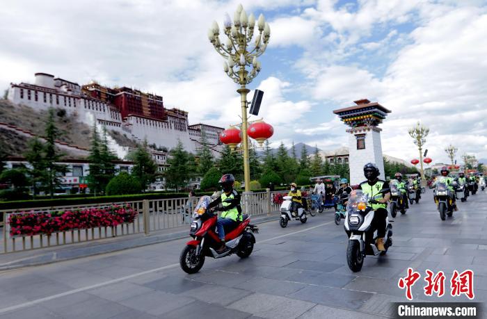 圖為2023年極地G219集結賽暨金卡納場地賽選手途經(jīng)拉薩布達拉宮?！∮文恋厍蚬﹫D