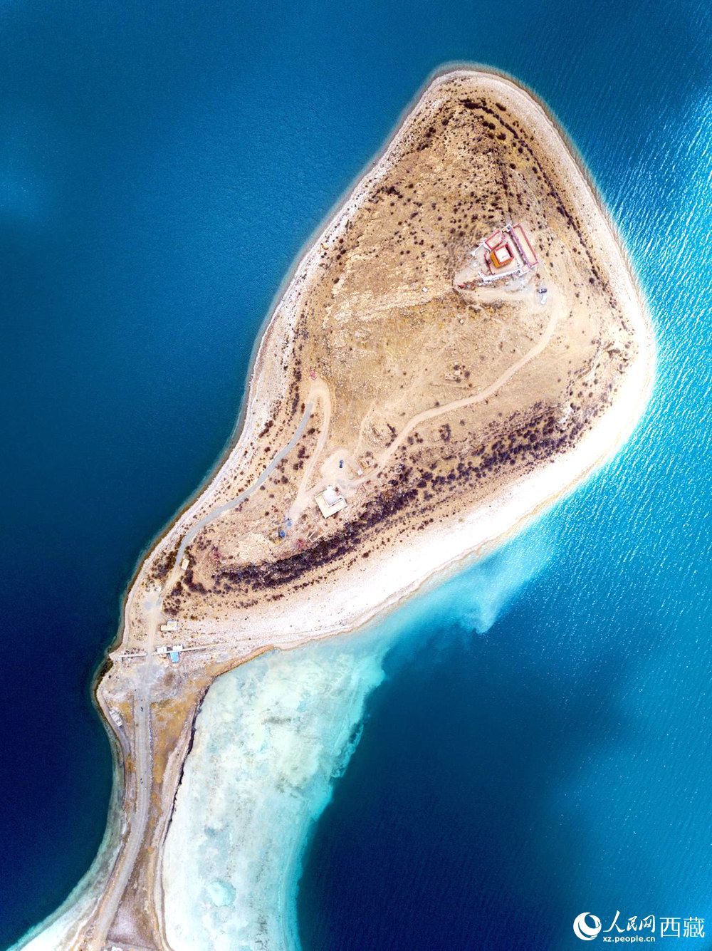 無人機視角下的西藏羊卓雍錯日托寺風光。人民網(wǎng)記者 次仁羅布攝