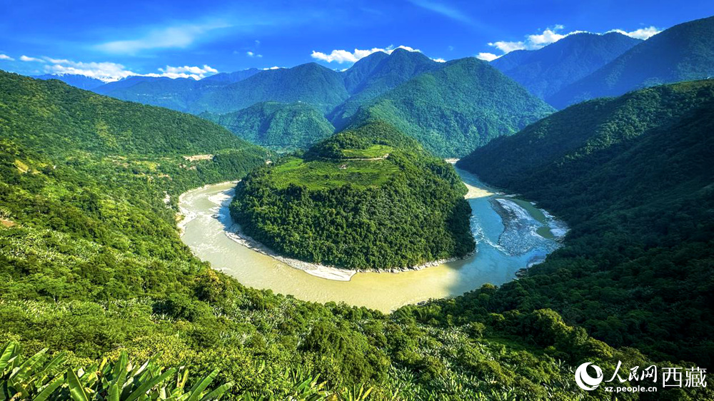 風景秀麗、植被繁茂的西藏林芝市墨脫縣果果塘大拐彎。人民網(wǎng)記者 次仁羅布攝