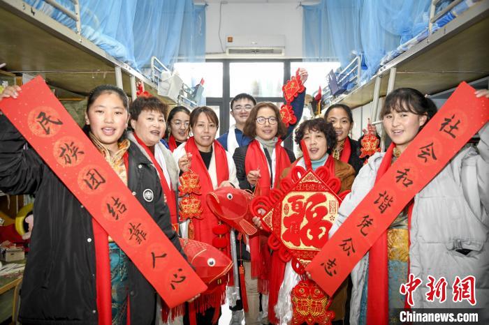 與“媽媽”一同過(guò)年:西藏學(xué)生異鄉(xiāng)體驗(yàn)別樣“團(tuán)圓”