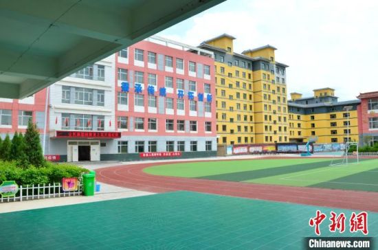 圖為化隆縣第一小學(xué)?!◆?shù)り?yáng) 攝