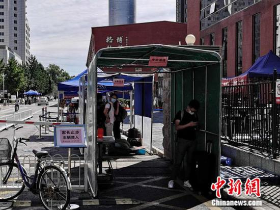 中國科學(xué)院大學(xué)校門外，豎立著“家長止步”的提示牌。 中新網(wǎng) 張尼 攝