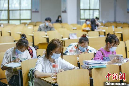 資料圖：學(xué)生在圖書(shū)館自習(xí)室內(nèi)學(xué)習(xí)?！⑾A 攝