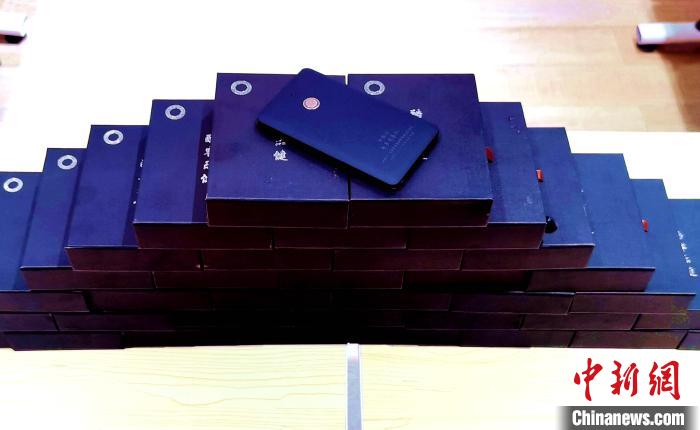 圖為西藏高山文化發(fā)展基金會向聶榮縣完全小學(xué)捐助的“電子健康體檢儀”?！∮谫e 攝