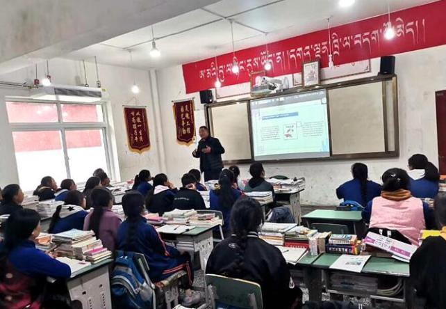 學(xué)生在免費輔導(dǎo)班上課?！∧岈敵?攝