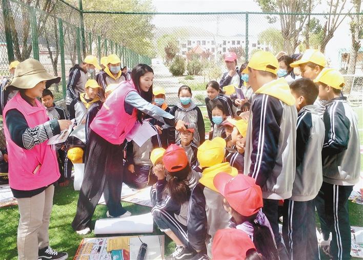 瓊結縣“四講四愛”宣講員在瓊結縣中學宣講。記者 段敏 攝.jpg