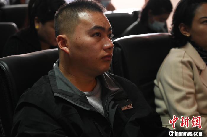 圖為企業(yè)工作人員參加講座?！≮w朗 攝