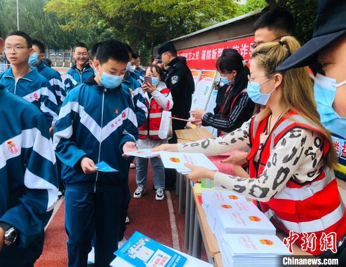 圖為西寧市法制宣傳進(jìn)校園?！∥鲗幨谐俏鲄^(qū)供圖