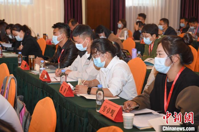 圖為第十五期全國預防青少年違法犯罪工作理論與務實高級研修班學員正在上課?！∝暩聛硭?攝