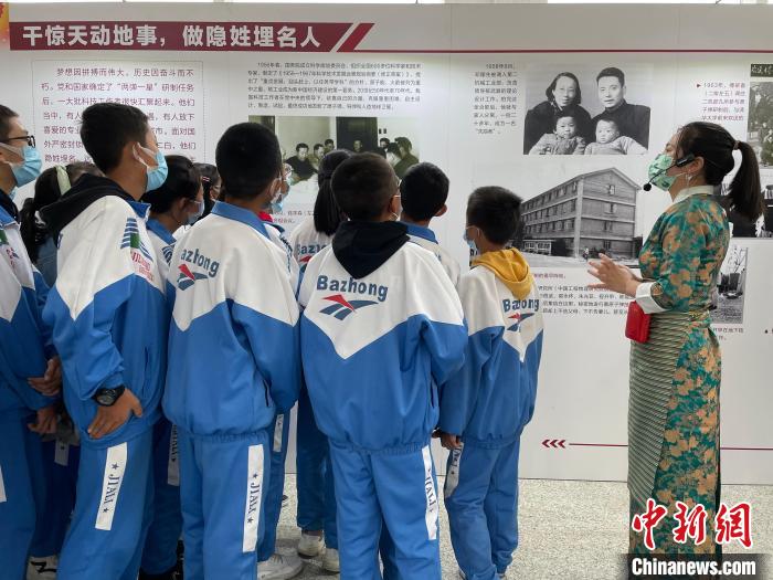 圖為學生正在聽講解員講解?！≈x牧 攝