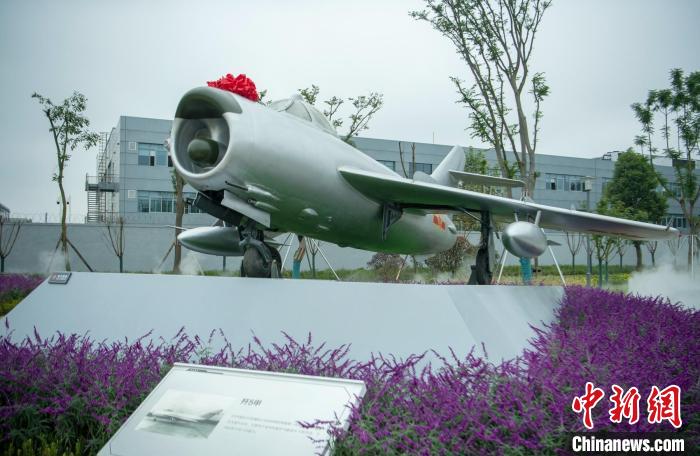 園林式戰(zhàn)斗機(jī)博物館內(nèi)展示的“殲5甲”飛機(jī)。　劉忠俊 攝