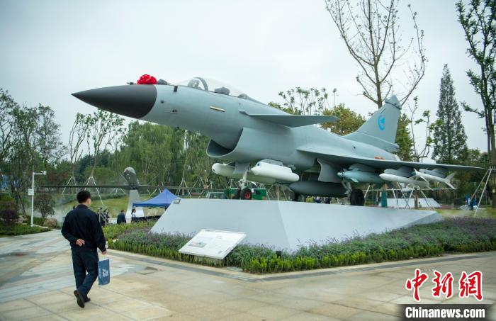 園林式戰(zhàn)斗機(jī)博物館內(nèi)展示的“殲10C”飛機(jī)?！⒅铱?攝