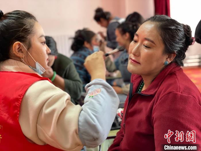 拉薩城關(guān)區(qū)社區(qū)第一書記:讓“異鄉(xiāng)土”成為“故鄉(xiāng)地”