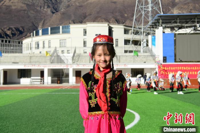 圖為加查縣安繞鎮(zhèn)小學(xué)回族學(xué)生馬萍。　貢嘎來(lái)松 攝