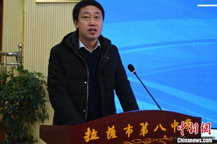 圖為城關(guān)區(qū)委副書記、區(qū)委教育工作領(lǐng)導(dǎo)小組組長(zhǎng)汪鋒致辭?！≮w朗 攝
