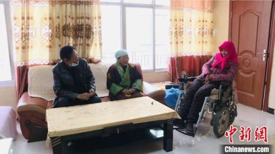 圖為仁欠卓瑪一家在房間里愉快的聊天?！《继m縣委宣傳部 供圖 　　